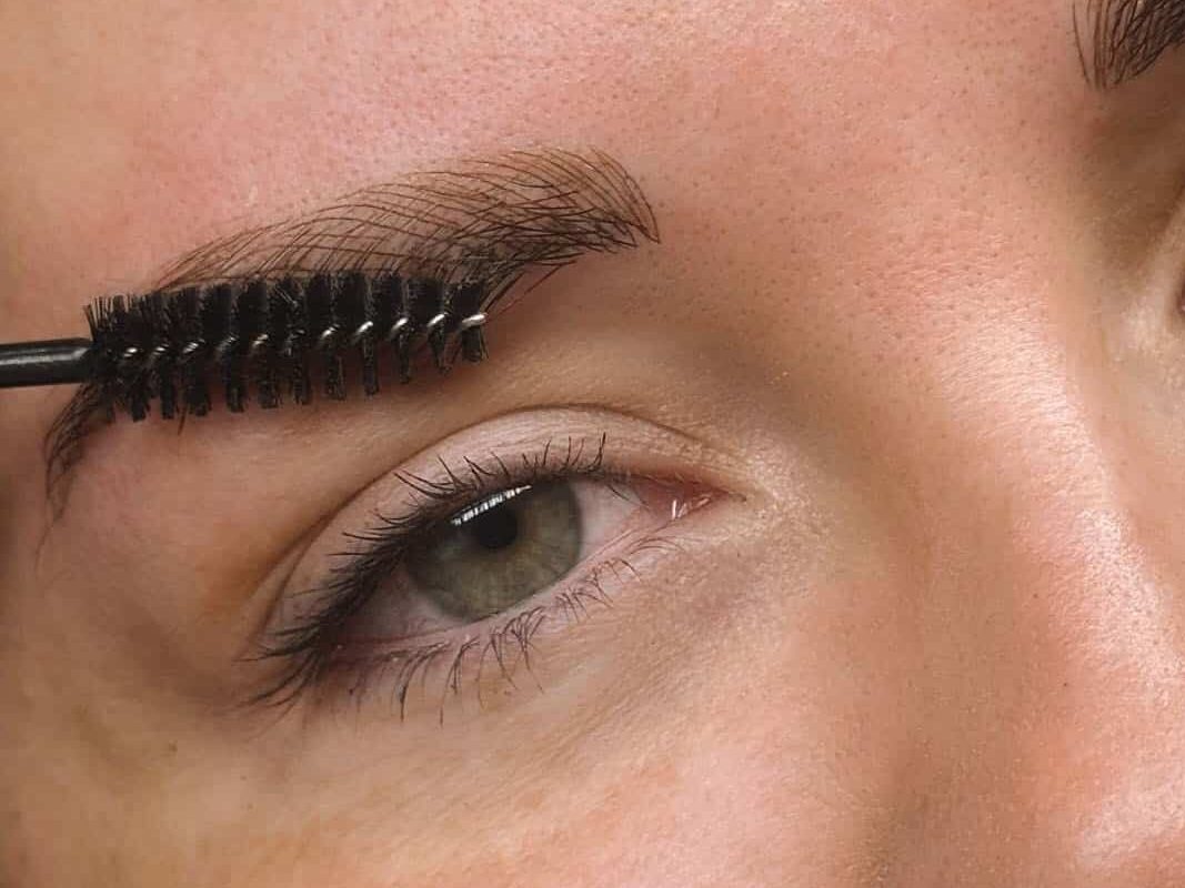 On voit les sourcils et les yeux d'une cliente. Elle vient de se faire un microblading aux soucils